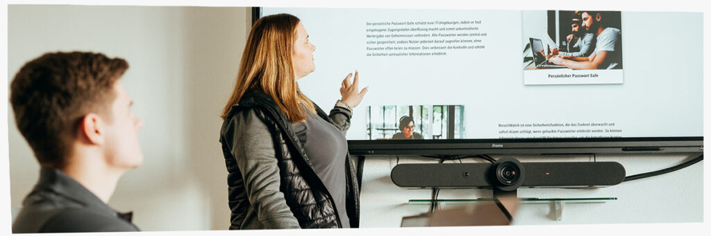 Breites Foto von Angelika, die etwas zum Thema Password Manager präsentiert.