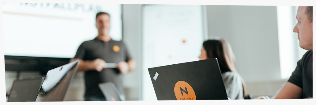 Foto eines internen Meetings im Besprechungszimmer.
