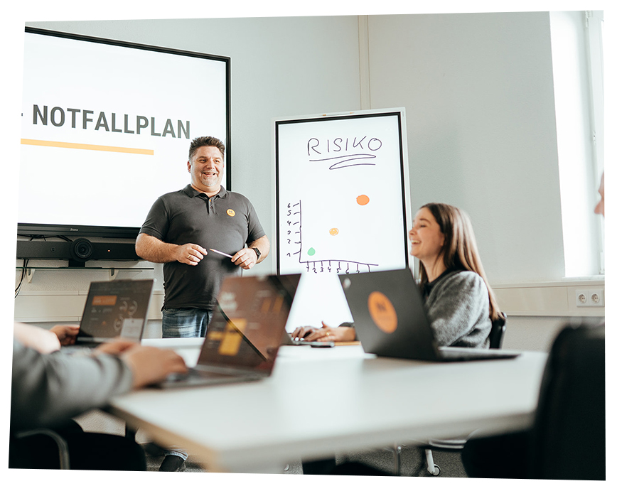 Foto einer NIS2 - Notfallplan Schulung in der über Risiken aufgeklärt wird.