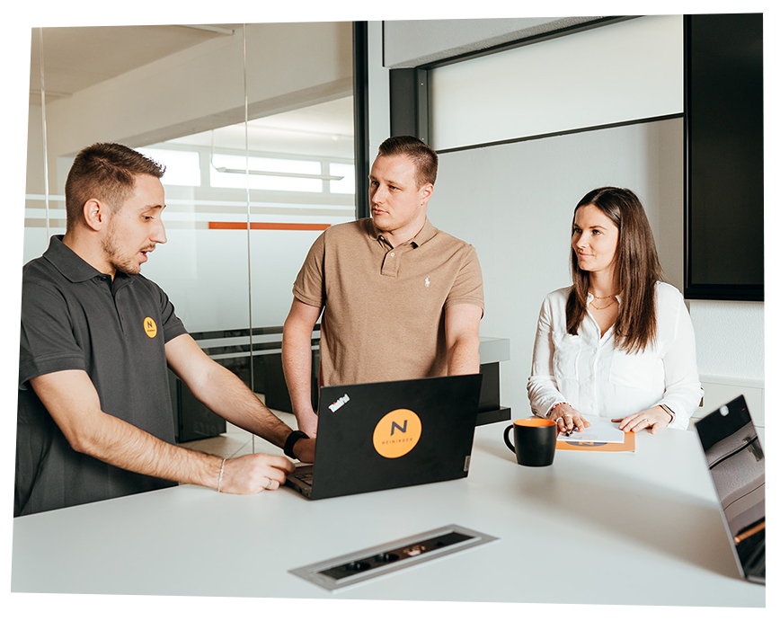 Foto einer Besprechung mit Kunden im Meetingraum.