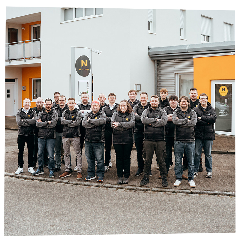 Foto vor dem Unternehmen mit unserem Technikteam, bestehend aus 19 Personen.